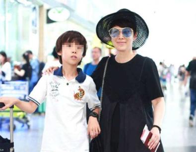 海清晒儿子画画背影图,海清儿子画