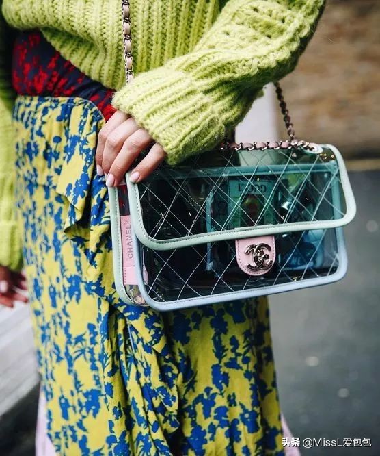 下雨天适合背什么牌子的奢侈品包,下雨天能背的lv包有哪些