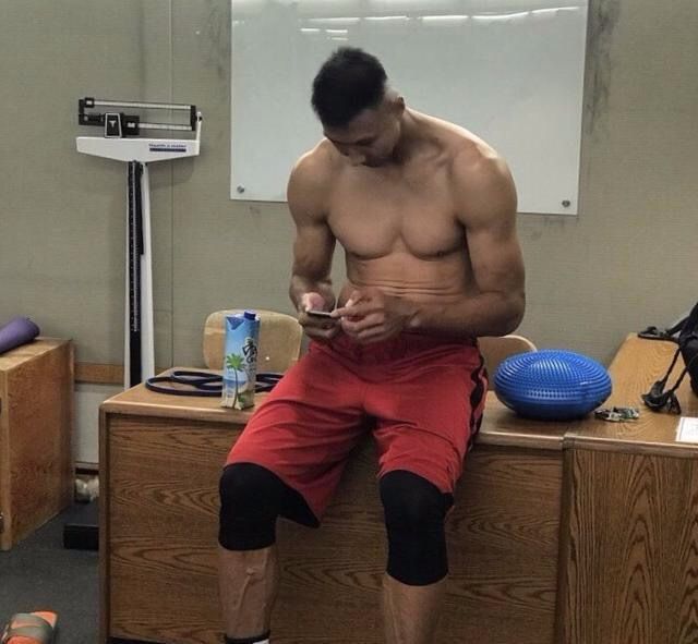 易建联天赋到底如何？16岁展示360度扣篮，肌肉线条肉眼可见