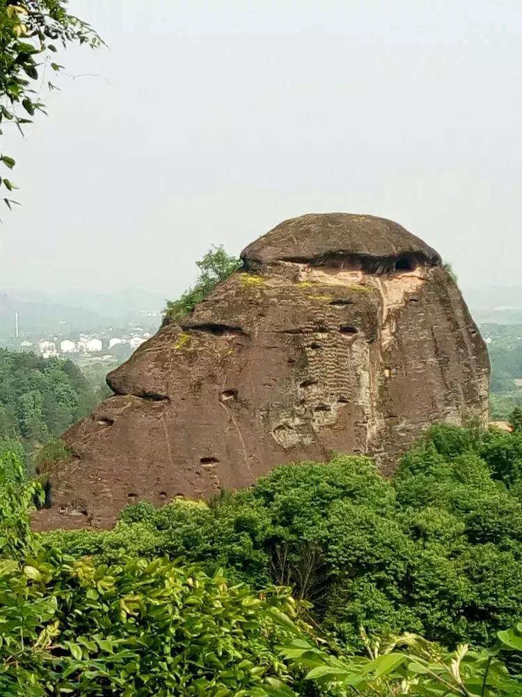 一个让人流连忘返的地方,山清水秀,只需要坐在河边发呆就行。