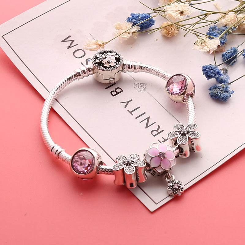 给女神送礼送什么合适 (怎样送女神礼物不尴尬)