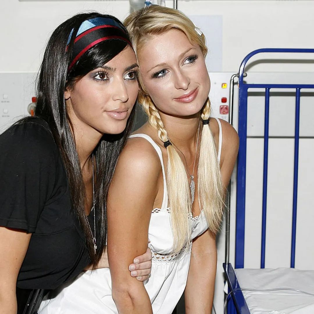 名媛卡戴珊,卡戴珊给希尔顿拎包照片