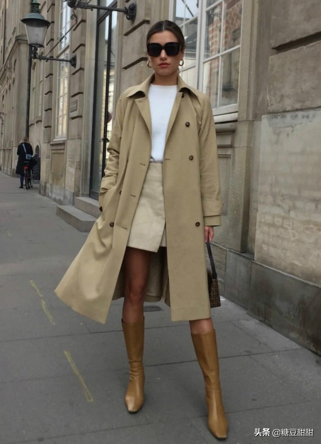 穿睡袍大衣配长筒靴气场全开,白色靴子大衣有腰带穿搭高级感