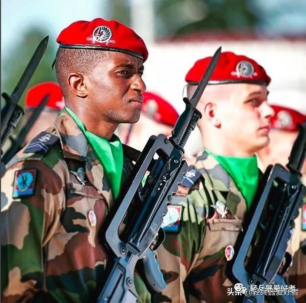 法军换装轻*器武**！GLOCK17手枪，SCAR*击狙**步枪成为新一代制式装备