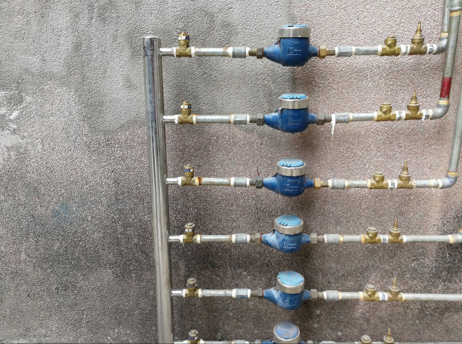 家里自来水水压低怎么疏通,用水高峰期水压不稳怎么解决