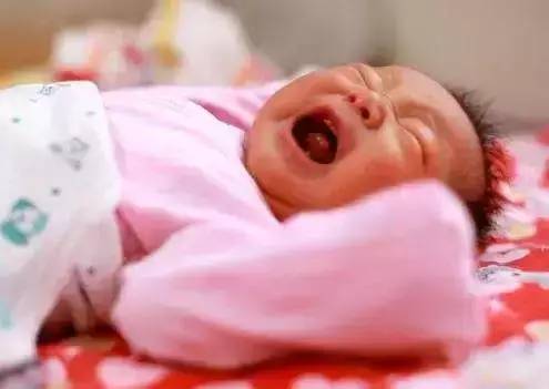 拍嗝吐奶呛奶急救法,宝宝拍嗝呛到了该怎么及时处理