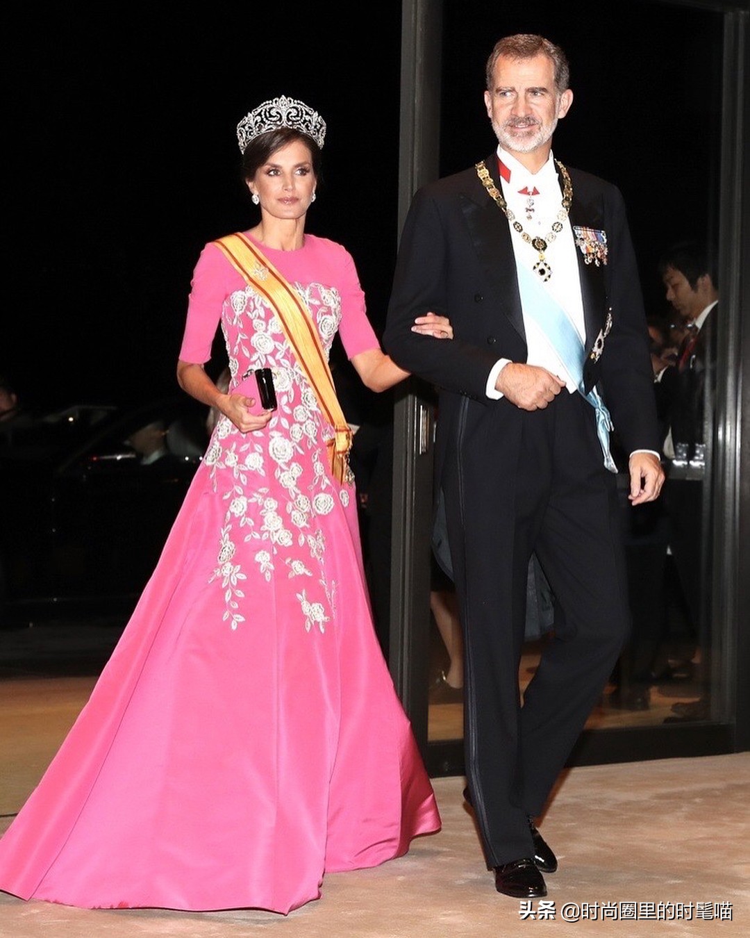 西班牙王后莱蒂齐亚穿连衣裙,西班牙王后穿丝绸内搭