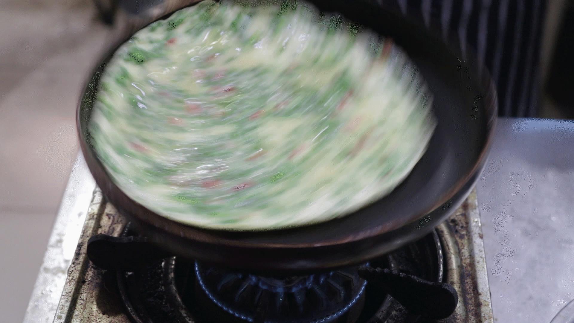 韭菜鸡蛋饼的家常做法简单又好吃,韭菜鸡蛋饼的新吃法视频教程