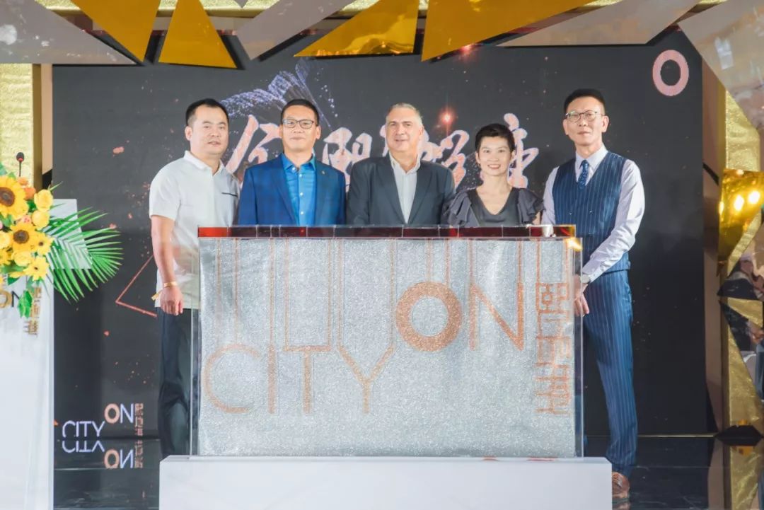 西安赛格品牌大升级!瑞幸和COACH做邻居,西安商业8月迷幻现实