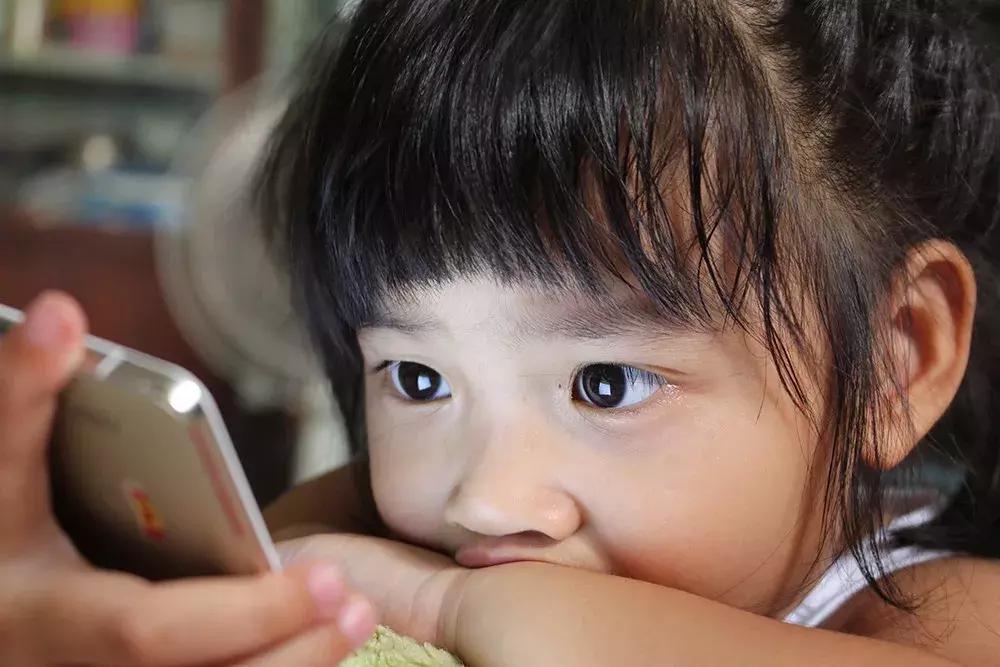 孩子沉迷手机怎么办才能自己用,孩子沉迷手机家长该怎么正确引导