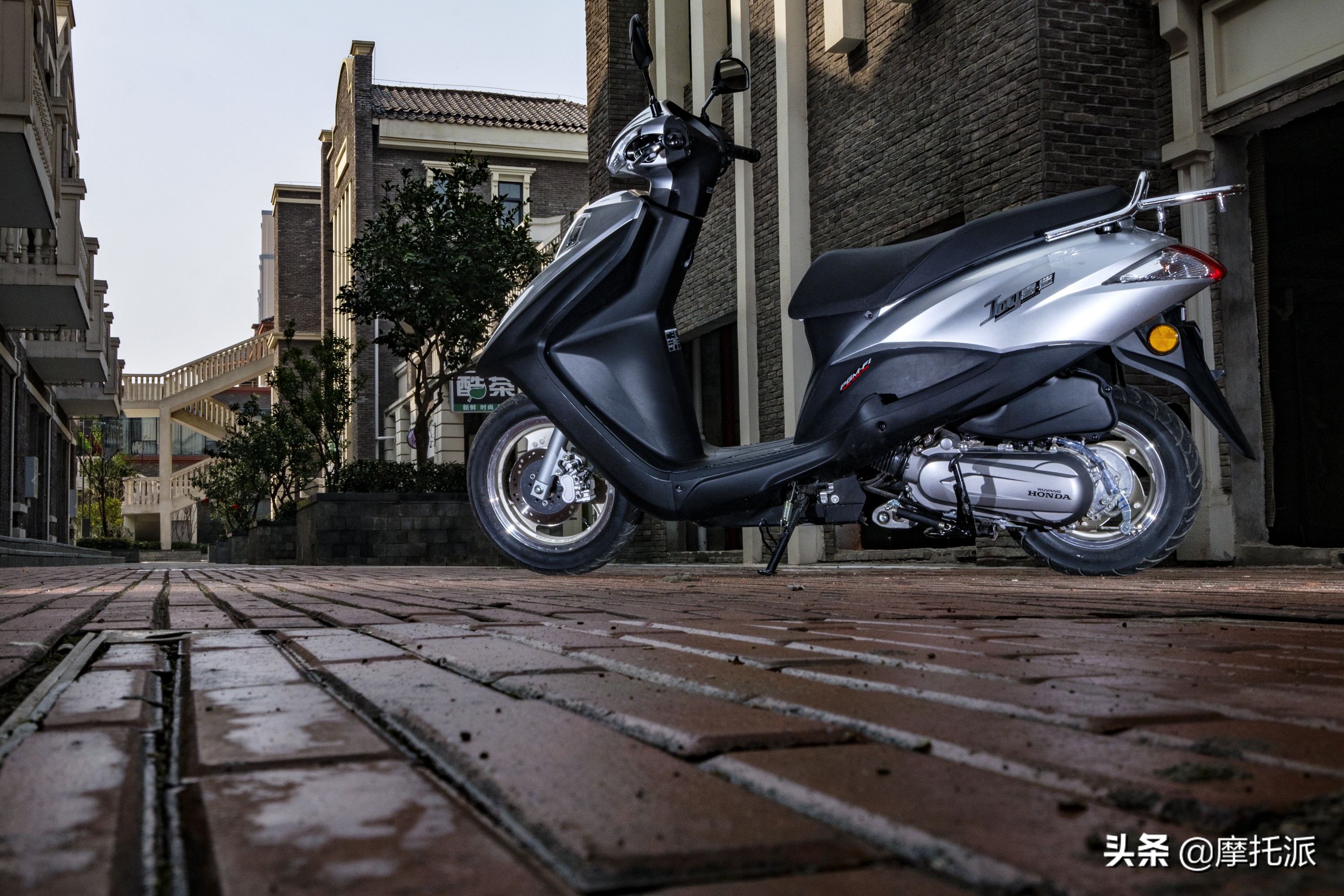 售价7500元左右，五羊-本田平民踏板“喜鲨125”试驾综评