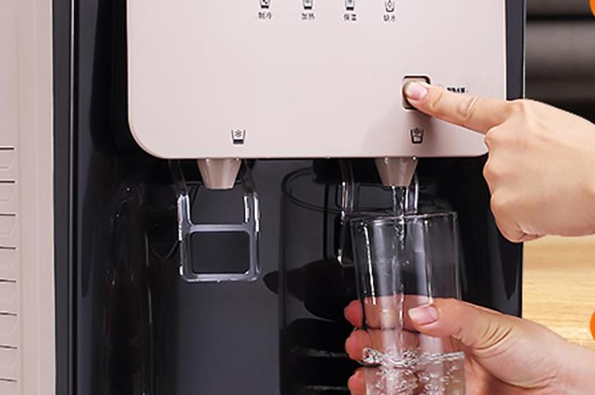 下置水桶饮水机换水麻烦,饮水机下面换水