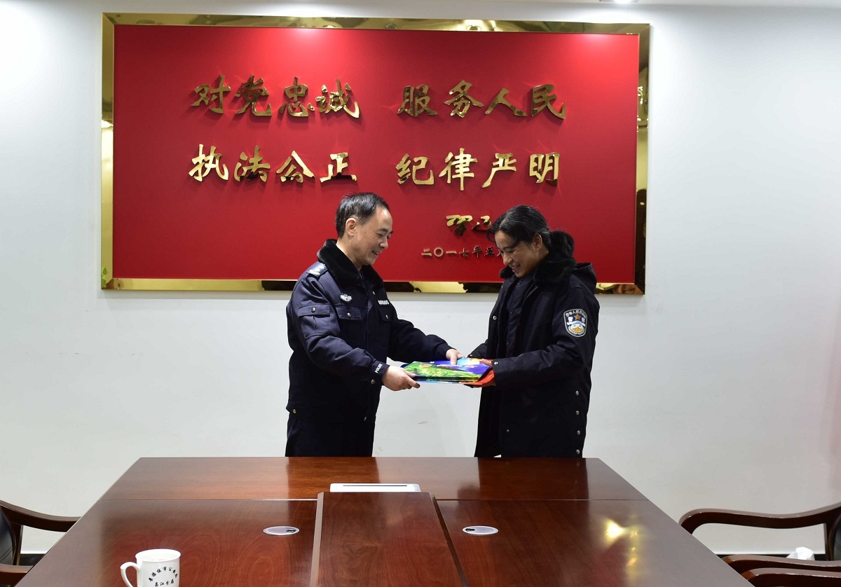 江西省公安厅*党**委委员、副厅长陈光明春节前夕在景德镇市走访慰问