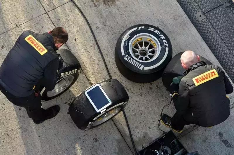 汽车轮胎打气打空气还是氮气,轮胎充气能否氮气和空气混合