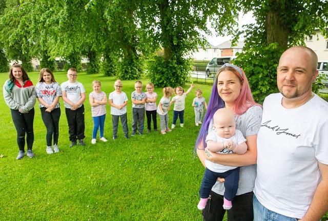 夫妻生了15个孩子完整版,小两口生10个孩子的家庭