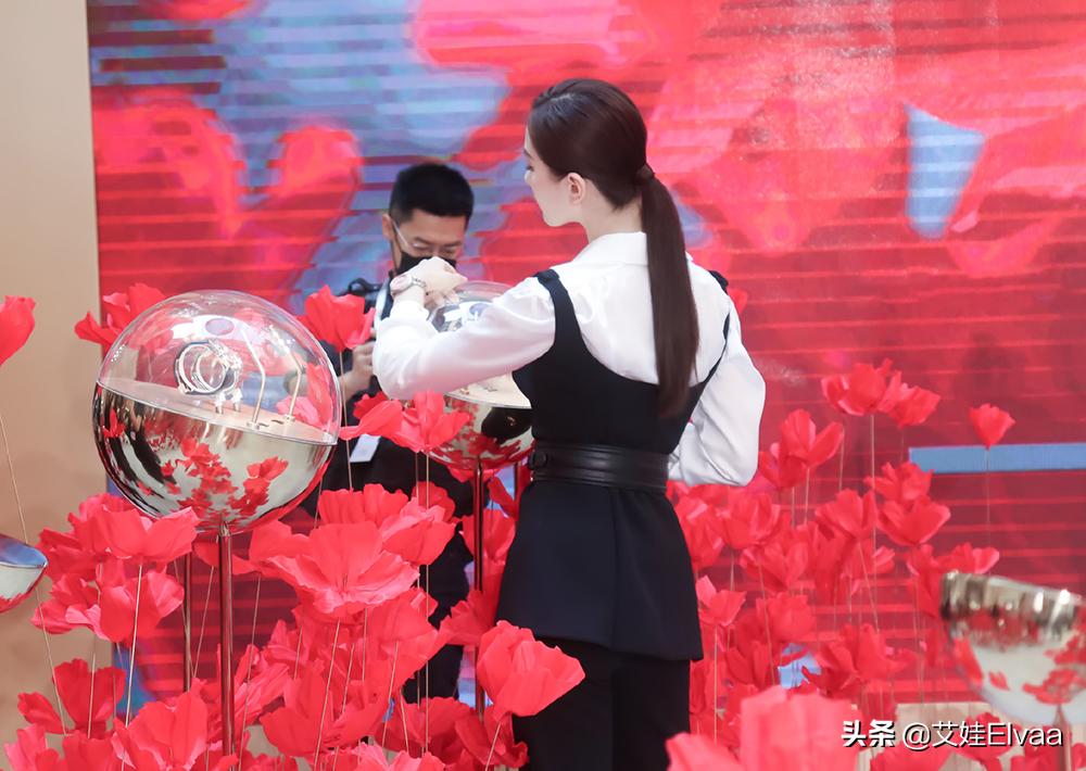 刘诗诗啃胡萝卜视频,刘诗诗路上吃玉米