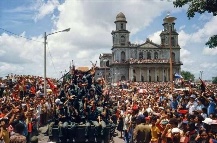 1980年,在一次教科书般的刺杀行动中,独裁者索摩查当街殒命