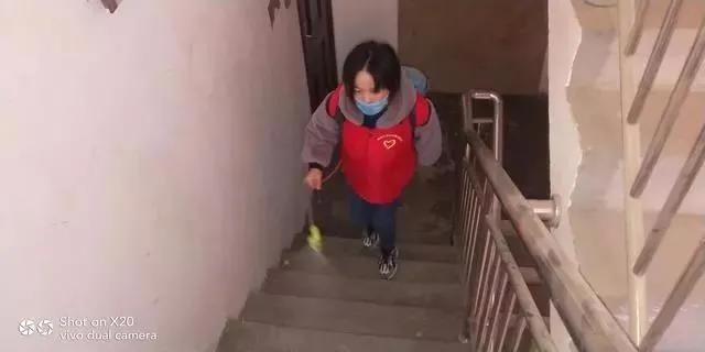 防控疫情爱心捐款新闻报道,致敬抗疫一线志愿者们