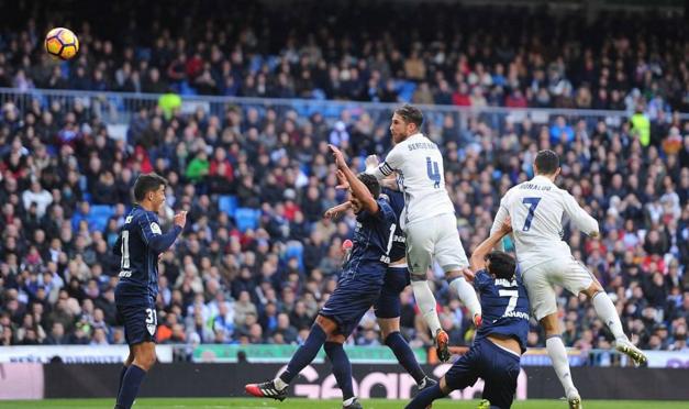 c罗跳高2.65米的头球现场解说,35岁c罗超级滞空头球