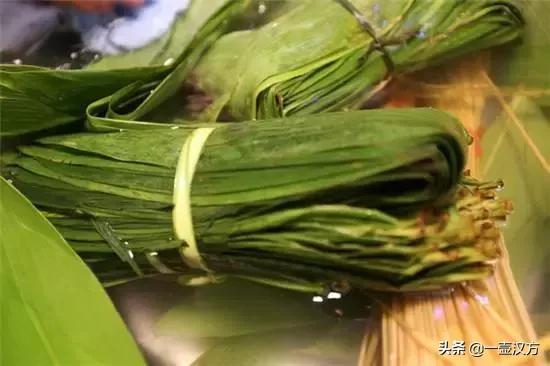 今日端午，吃粽子、插艾条、赛龙舟、佩香囊，端午过后，注意养生