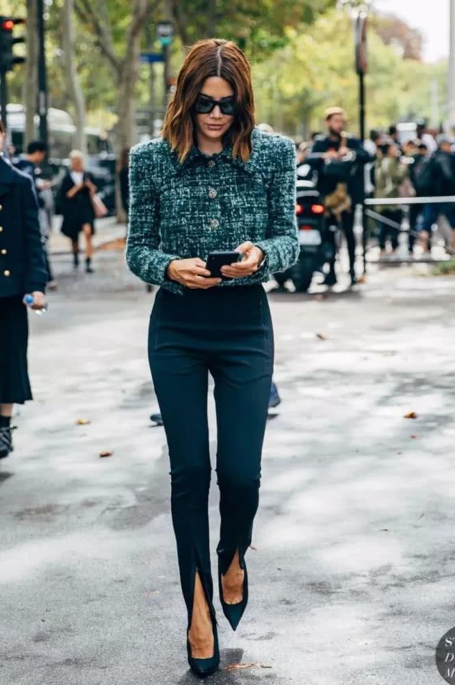 丝巾搭配西装裙子,小丝巾搭配西装外套的最新方法