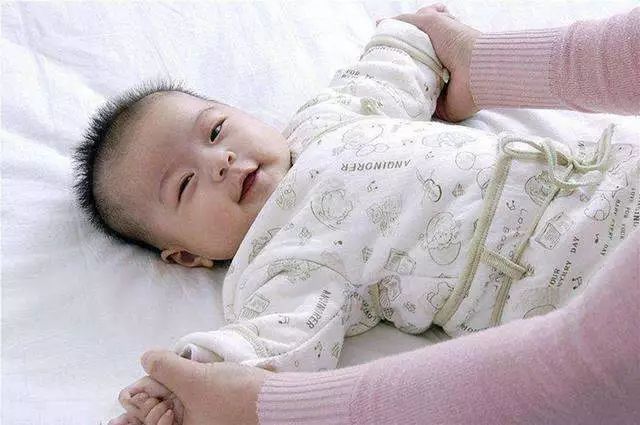 怎么给宝宝洗澡才不会哭闹,宝宝洗澡很爱哭闹怎么办