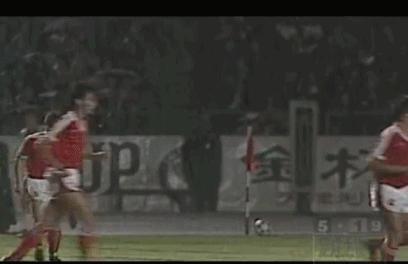 18年巴西球迷扔杂物砸大巴,前国脚曝16年前花20万能进国足