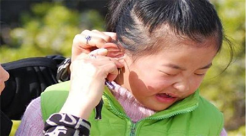 怎么才能容易给宝宝掏耳屎,该不该给小宝宝掏鼻屎