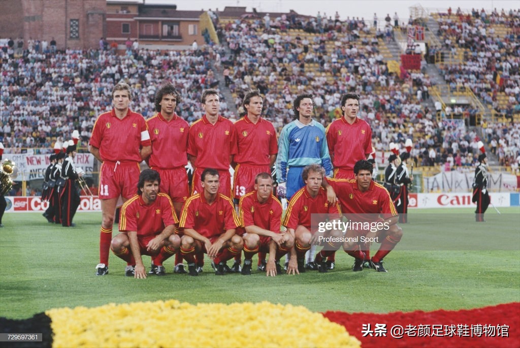 第一个穿白球鞋的球星,马拉多纳南非世界杯场边秀脚法