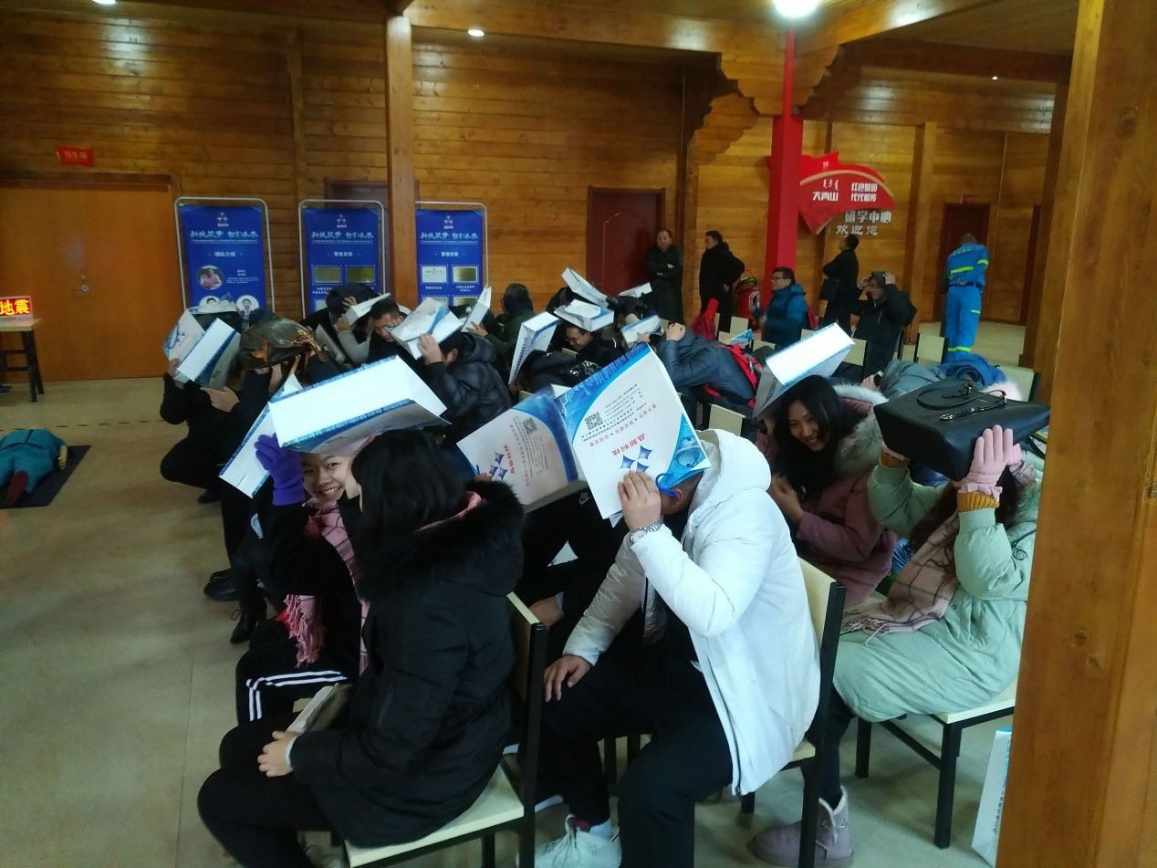 深圳的校长们点赞晶新科技复合型应急疏散逃生演示演练教学