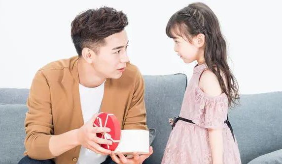 “女儿太漂亮”，竟成了全家人累赘，爸爸看孩子越长越好看就心烦