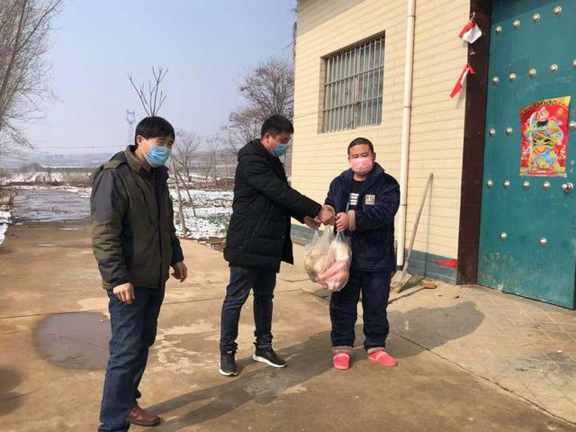 宜阳白杨书记带领群众买东西,宜阳白杨疫情物资捐赠
