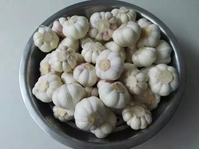 用了多年的腌糖蒜秘方，又脆又甜超好吃，方法简单，分享给大家