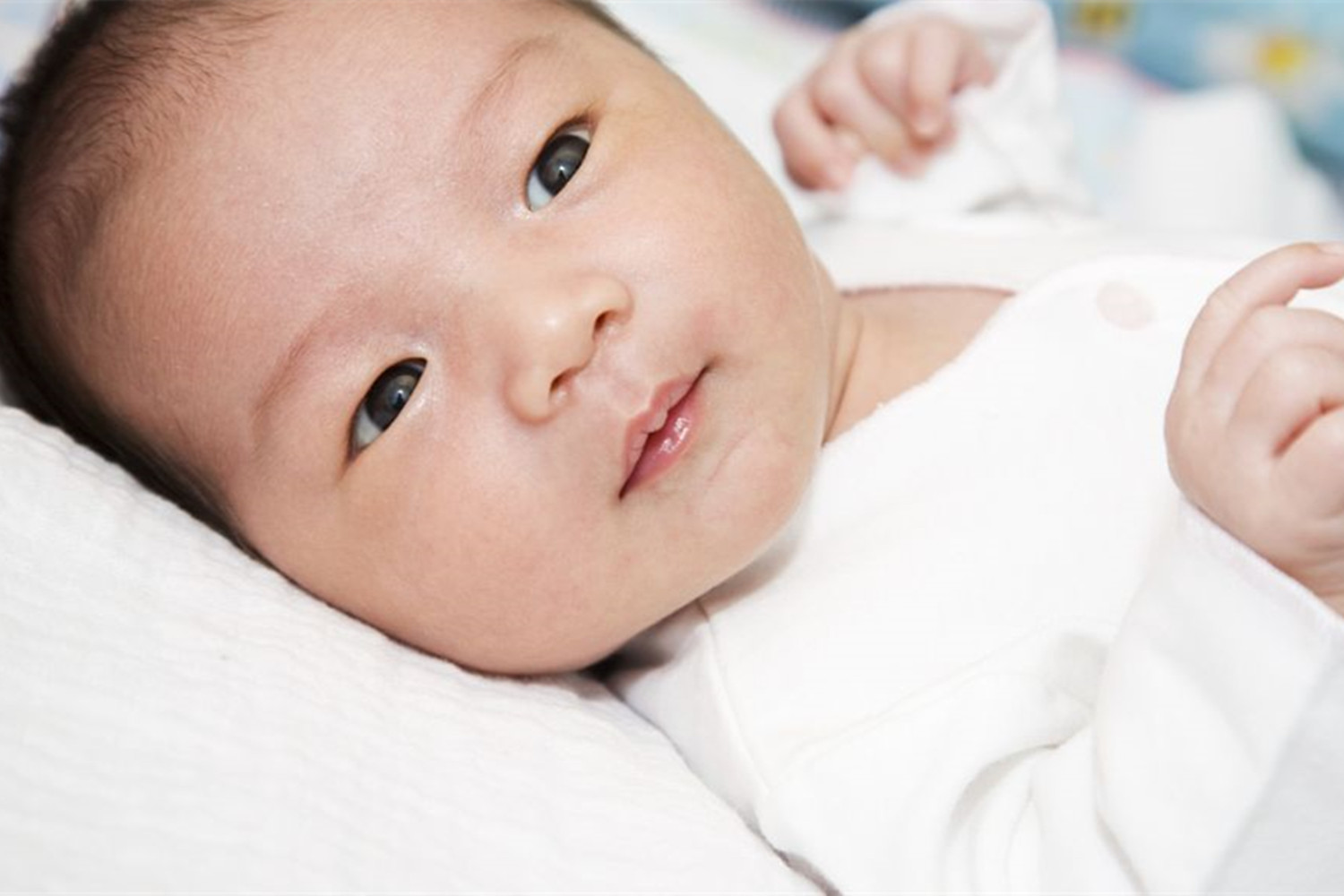 一个简单小动作让睡渣宝宝变睡神,宝宝夜醒频繁依赖母乳怎么办