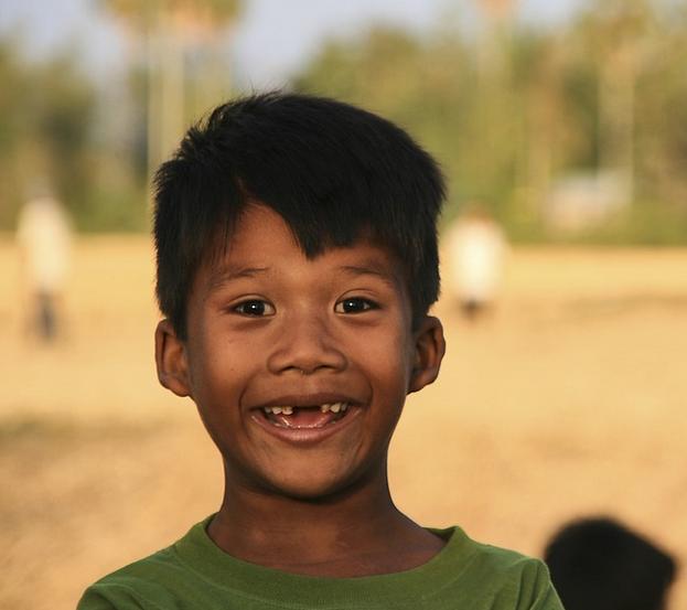 乳牙脱落后的最佳处理方法,小孩的第一颗乳牙脱落要怎么处理