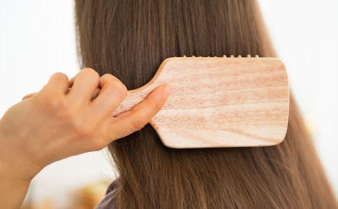 头发干燥易脱落怎么办？聚美丝告诉你解决办法