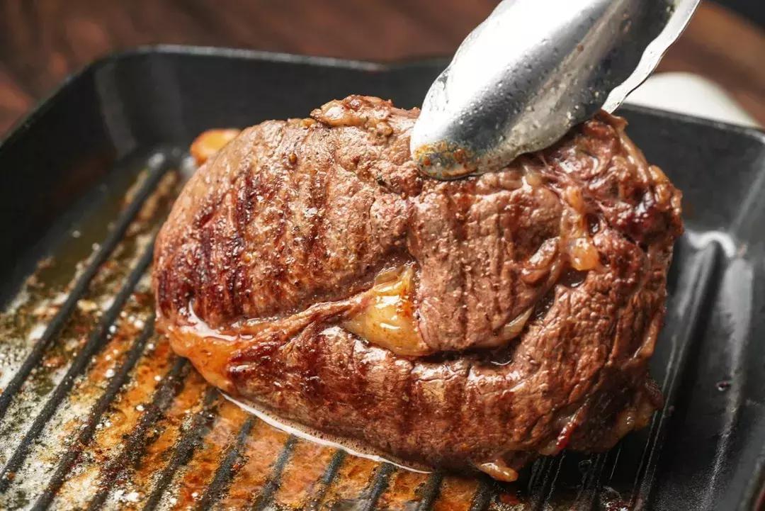 想让牛排够嫩又不太生？教你煎出7分熟完美牛排