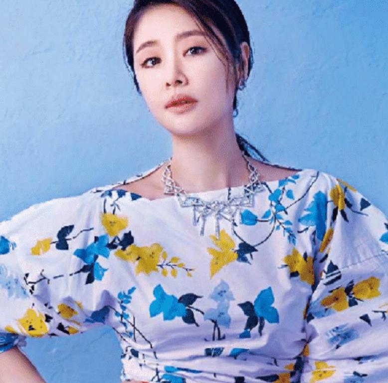 林心如一笑满脸坑坑洼洼，皮肤不如路人好，44岁真实的衰老状态