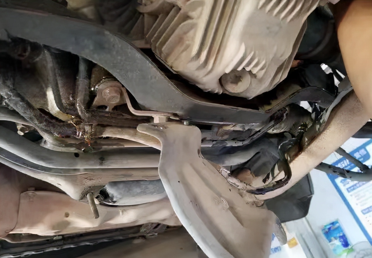 小型汽车方向机漏油怎样解决,方向机漏油有必要更换吗