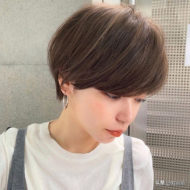最新短发气质洋气女,女性头发稀疏适合的短发40岁左右