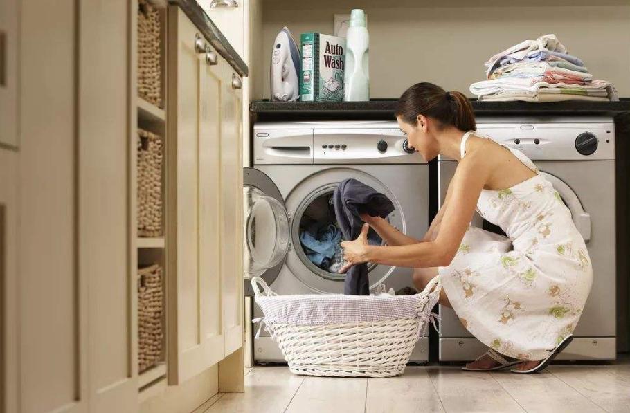 衣服太脏必须洗完再丢洗衣机,洗衣机里放塑料瓶要不要装水
