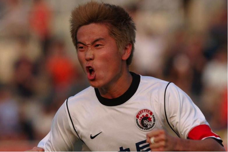 中国足坛最忠诚的王者命悬一线的辽足至今仍欠他一个道歉