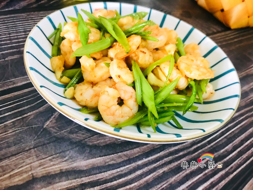 怎么做虾烧好吃又简单,这样做虾外酥里嫩全家老小都爱吃