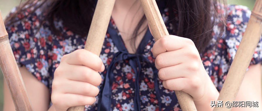 将闲暇变为穿越栅栏的曙光，心里又充满了期待与渴望