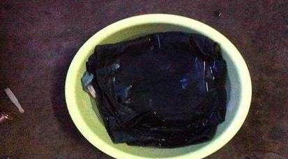 牛仔裤褪色了怎么补救,牛仔裤褪色严重怎么办小窍门