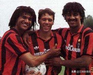 古利特球员生涯踢什么位置,古利特现实踢球