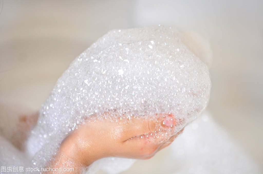 背部毛孔大长痘,背部毛孔粗大有黑毛