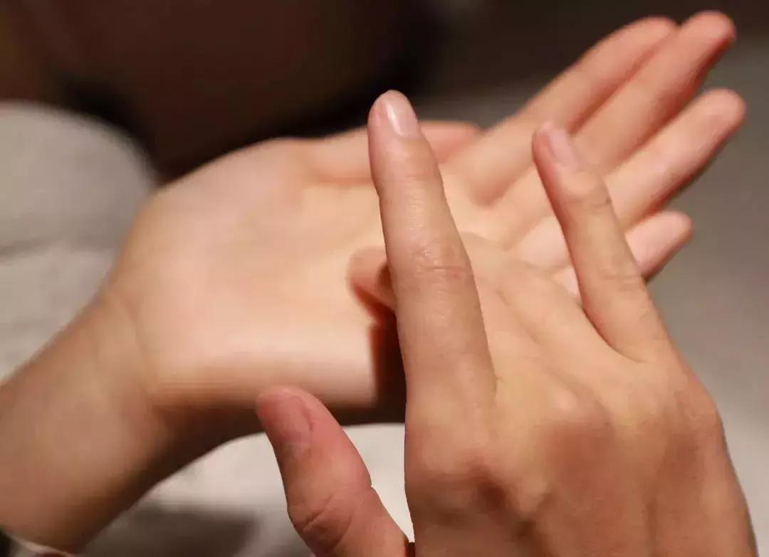 下巴老是长痘是胃热还是虚火,下巴长痘是阴虚吗