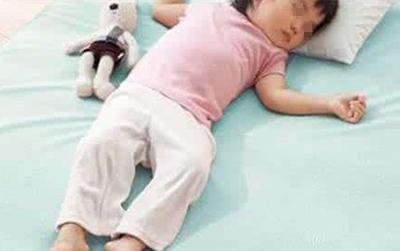 女娃写错作业被妈妈打了一下,再也没醒过来,孩子这些部位不能打