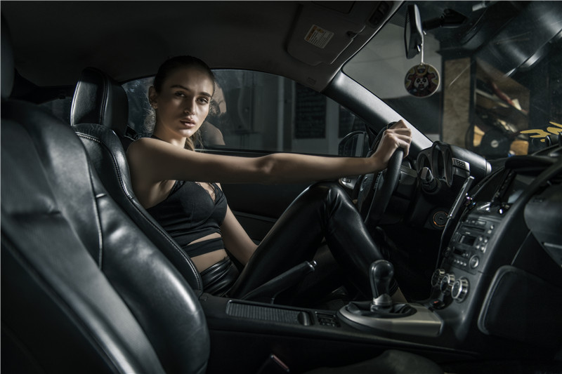 暗黑350Z邂逅冷面女郎 力量感爆棚